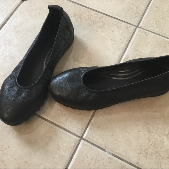 Aetrex Black Flats with Elastic Slip-On Design - Picture 4 of 6